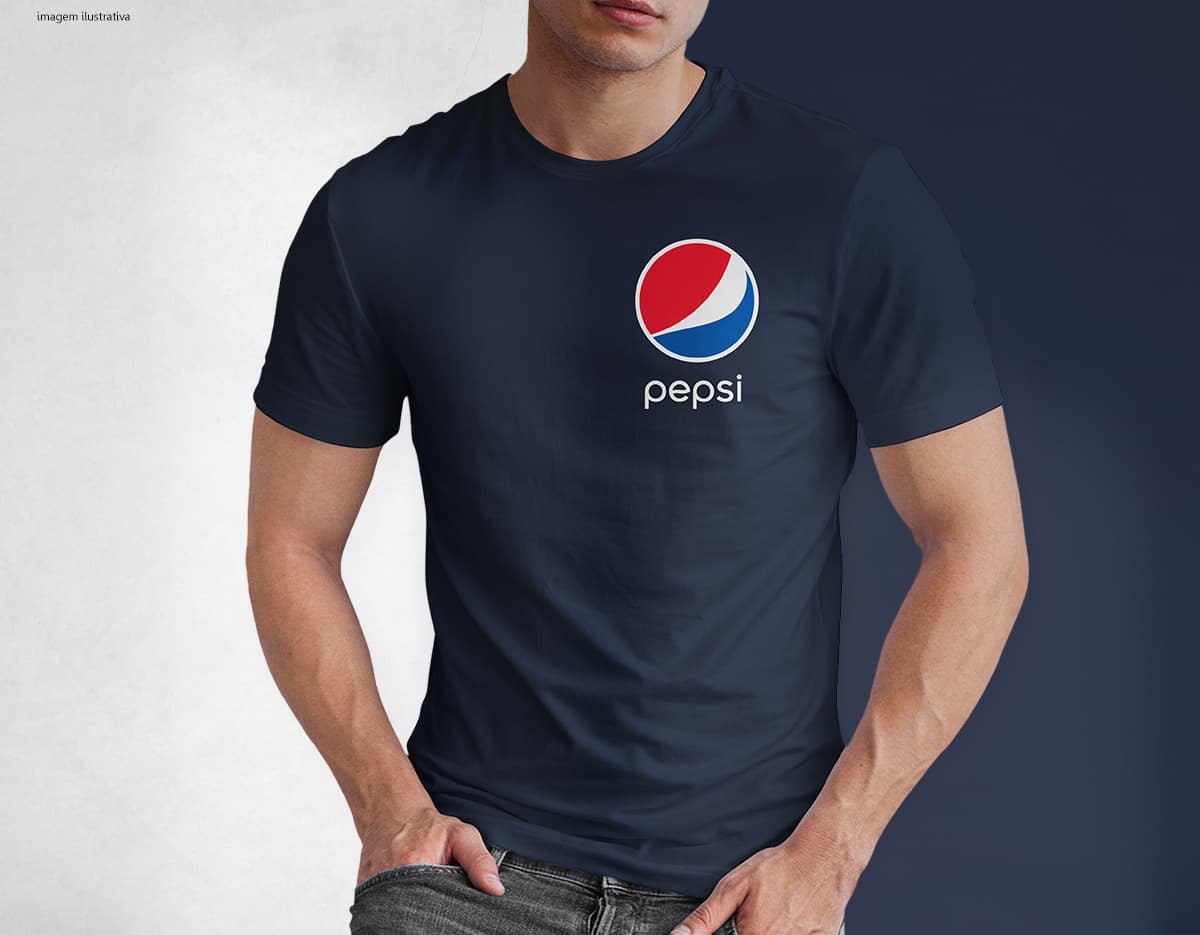 Homem jovem e atraente posando de maneira casual com uma camiseta de algodão tradicional. Ele está sorrindo e tem um sorriso feliz e confiante. O modelo está vestindo jeans e tem um visual moderno e descontraído.