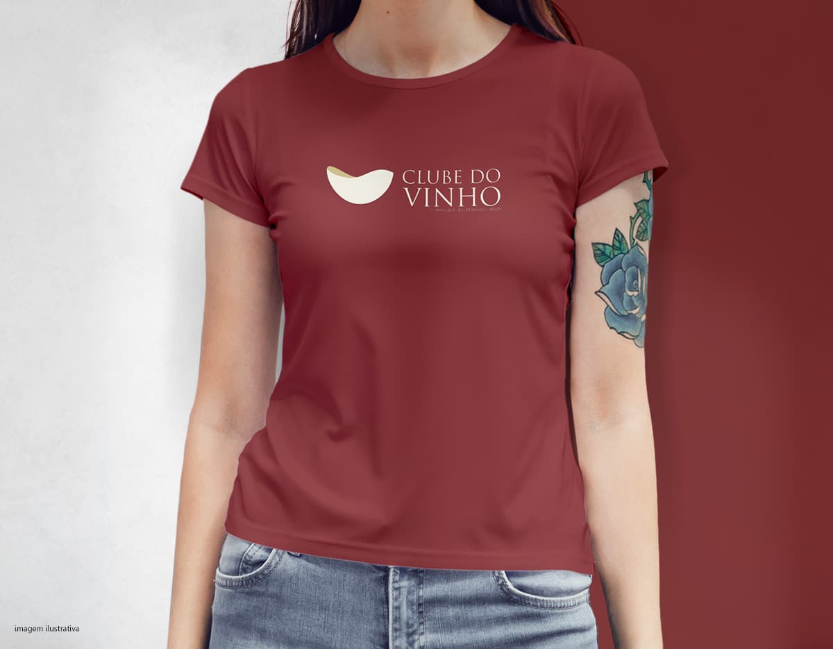 Camiseta feminina de cor branca, com estampa floral em tons de rosa e verde. A peça possui mangas curtas e gola redonda.