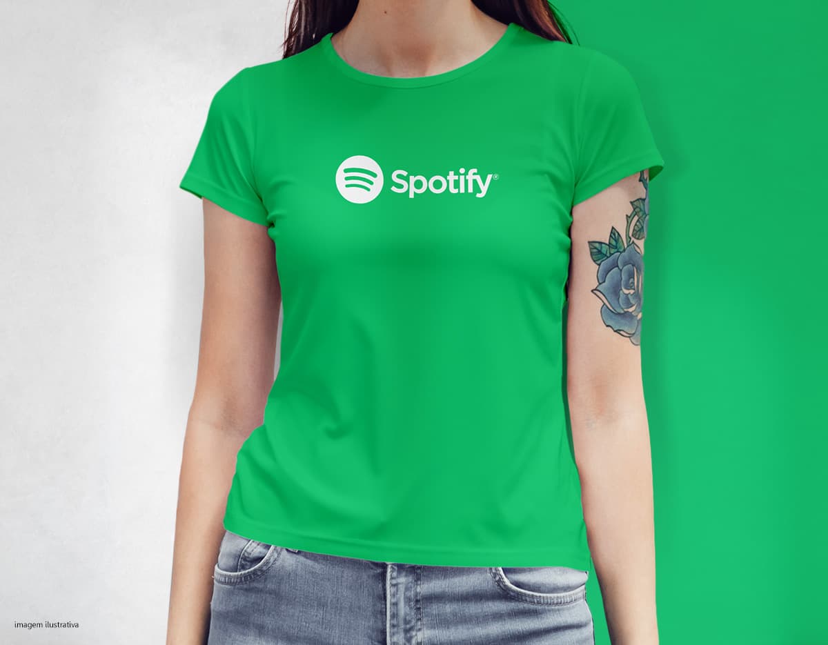 Camiseta feminina de cor branca, com estampa floral em tons de rosa e verde. A peça possui mangas curtas e gola redonda.