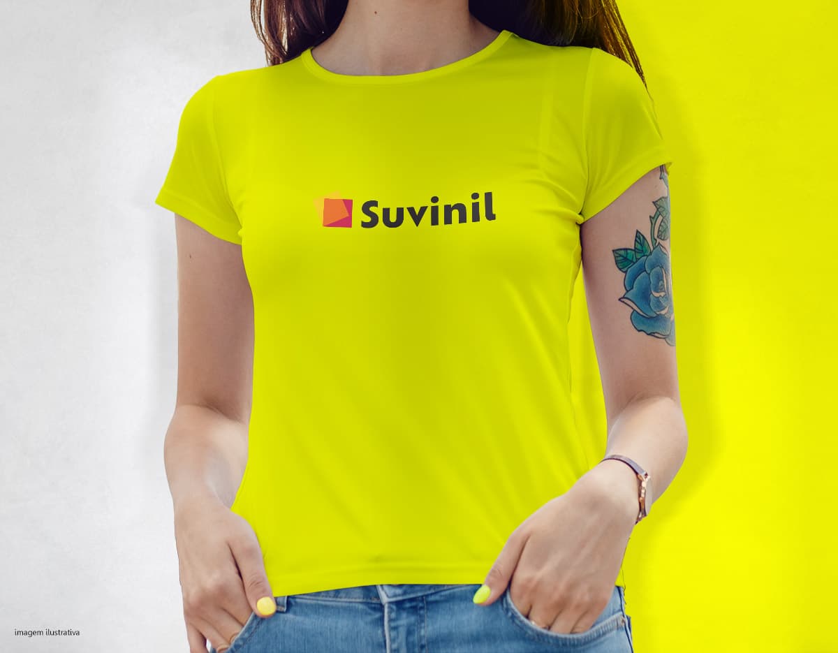 Camiseta feminina cinturada de poliéster em cor azul, com decote em V e mangas curtas. A peça possui caimento ajustado ao corpo e detalhe de amarração na cintura.