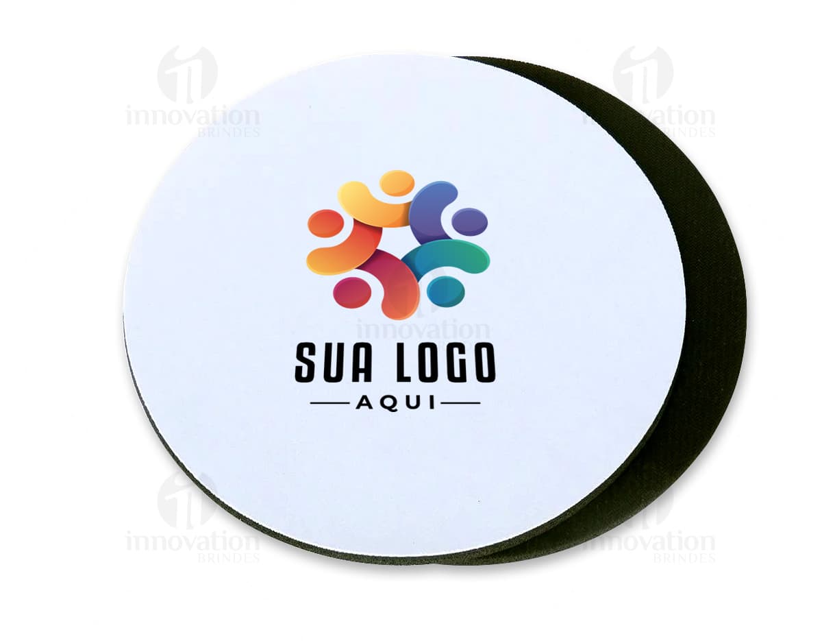 Mouse pad redondo de cor preta e design moderno, com símbolo de disco de vídeo no centro. Feito de material plástico e metal, com reflexo brilhante. Ideal para uso com computadores e tecnologia digital, proporcionando conforto e precisão ao usuário ao usar o mouse.