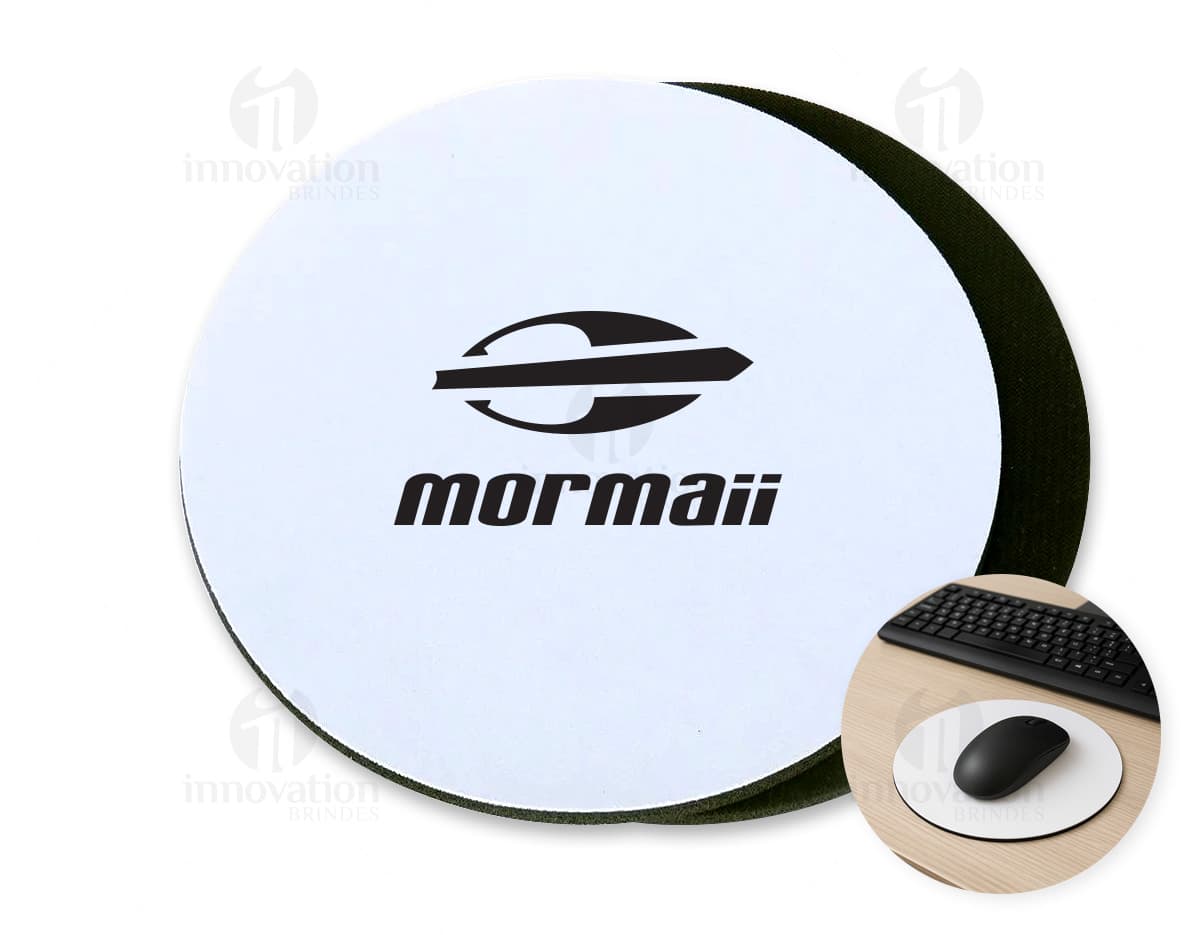 Mouse pad redondo de cor preta e design moderno, com símbolo de disco de vídeo no centro. Feito de material plástico e metal, com reflexo brilhante. Ideal para uso com computadores e tecnologia digital, proporcionando conforto e precisão ao usuário ao usar o mouse.
