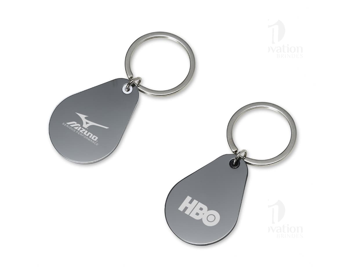 Chaveiro metal com design moderno e detalhes em metal prateado. Acessório em formato de compasso magnético, com corrente e anel para chaves. Ideal para uso como amuleto e decoração.