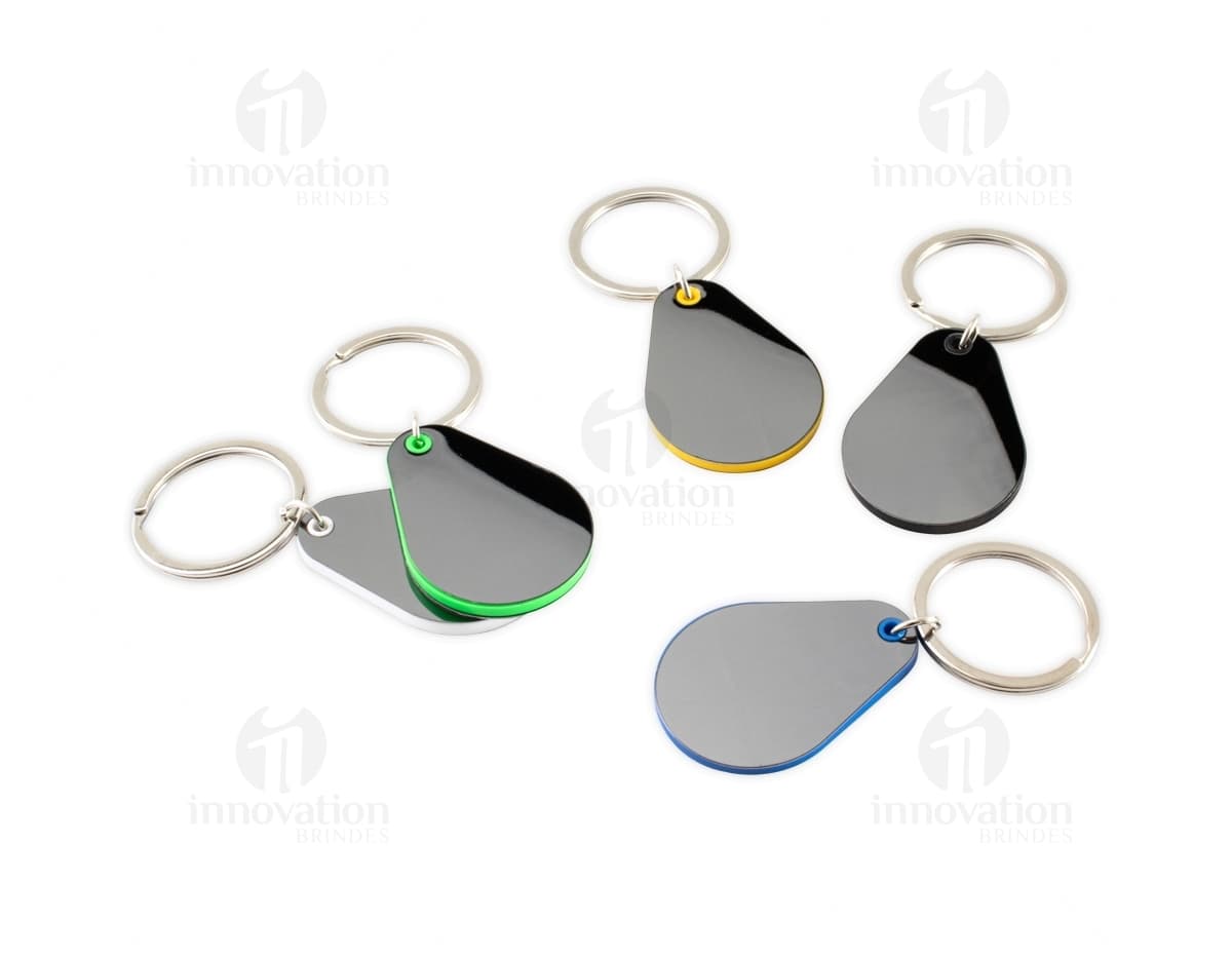 Chaveiro metal com design moderno e detalhes em metal prateado. Acessório em formato de compasso magnético, com corrente e anel para chaves. Ideal para uso como amuleto e decoração.