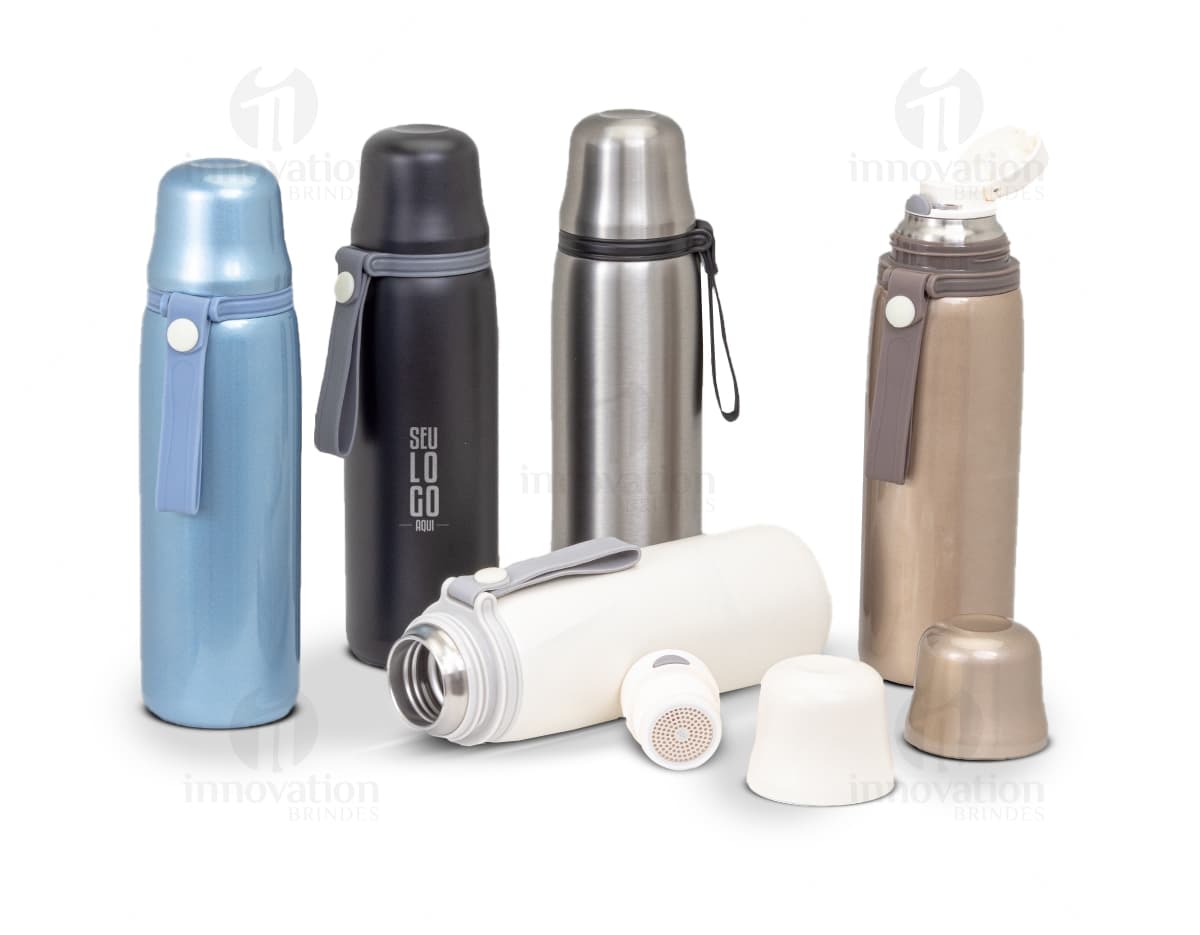 Garrafa térmica de metal inox com filtro infusor, contendo líquido transparente. Ideal para manter a temperatura de bebidas frescas ou quentes por mais tempo. Design elegante e prático para uso diário.