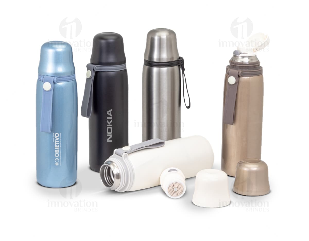 Garrafa térmica 510ML de cor preta, com tampa de rosca e alça para transporte.