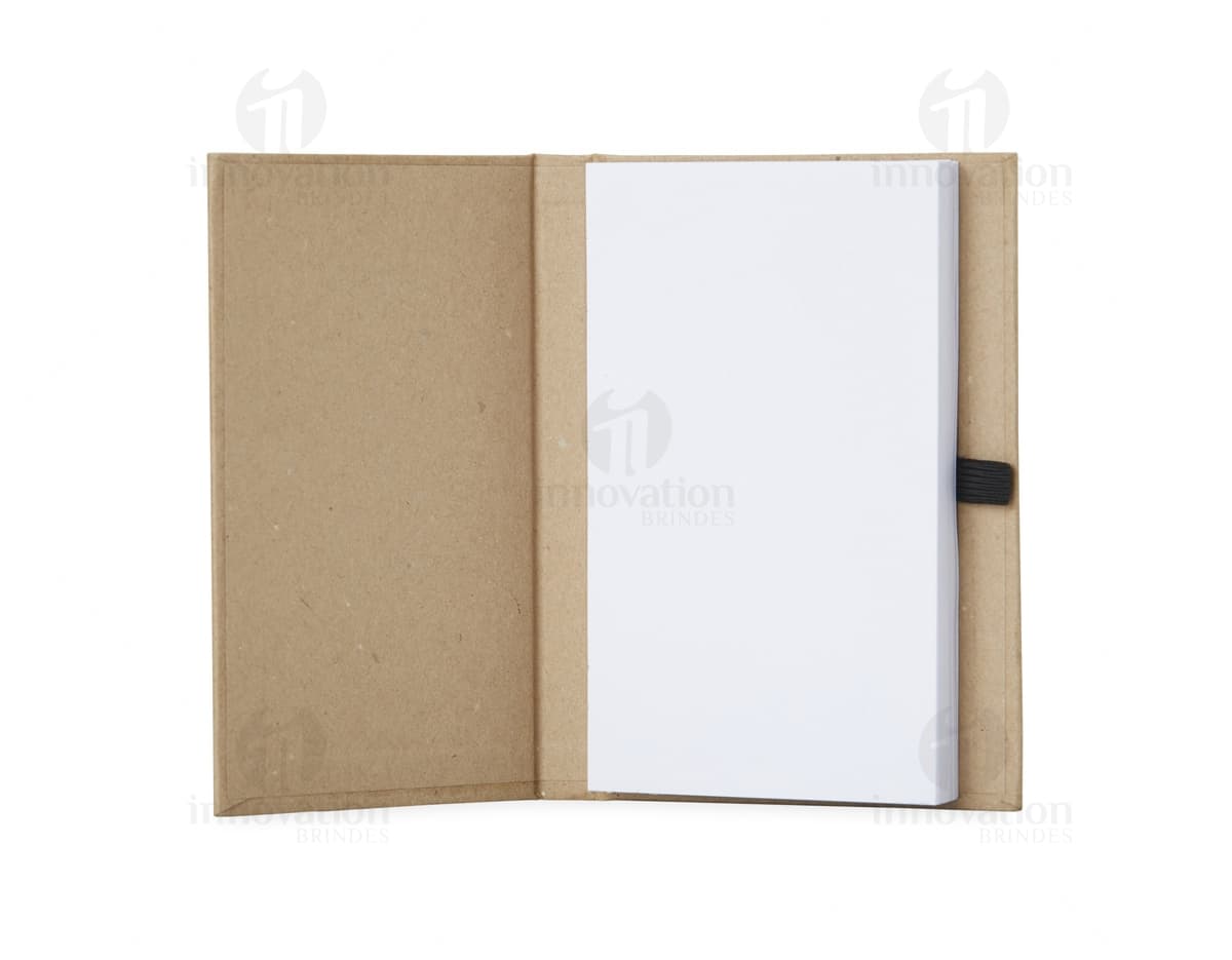 caderno pequeno de couro sintético preto, com fecho de elástico e visual elegante.