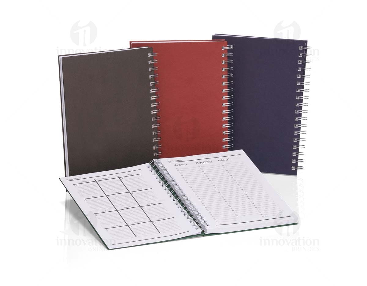 Caderno capa dura com 192 páginas.