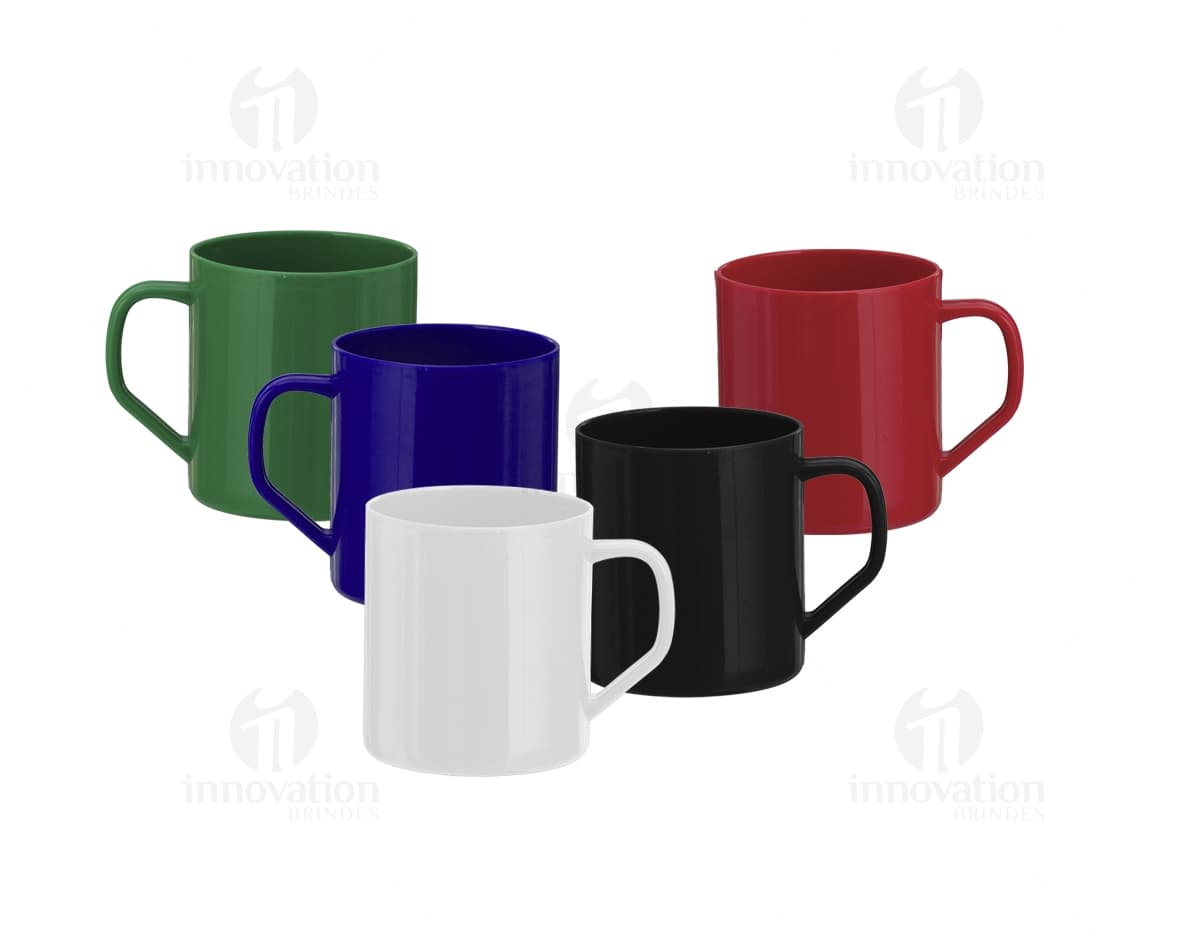 Caneca plástica de 400ml transparente com alça e capacidade de armazenar bebidas quentes ou frias.
