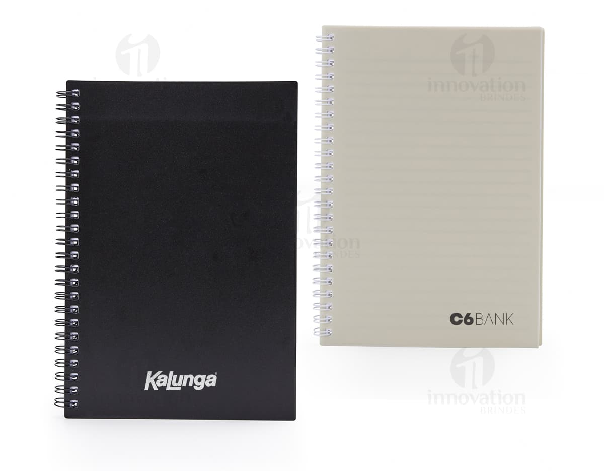 Caderno A5 de plástico com wire-o metálico em um modelo de papel timbrado em branco, com bordas decorativas e padrões vintage e retro. Ideal para uso no escritório, negócios e educação, proporcionando um espaço vazio para escrever mensagens ou notas. O design criativo e moderno combina elementos antigos e novos, com textura grunge e ornamentos.
