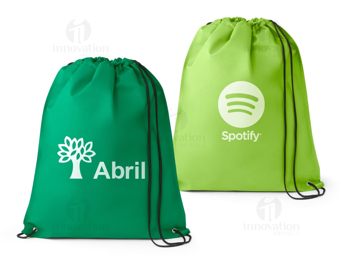 Mochila saco TNT preta com cordão para fechamento e alças ajustáveis.
