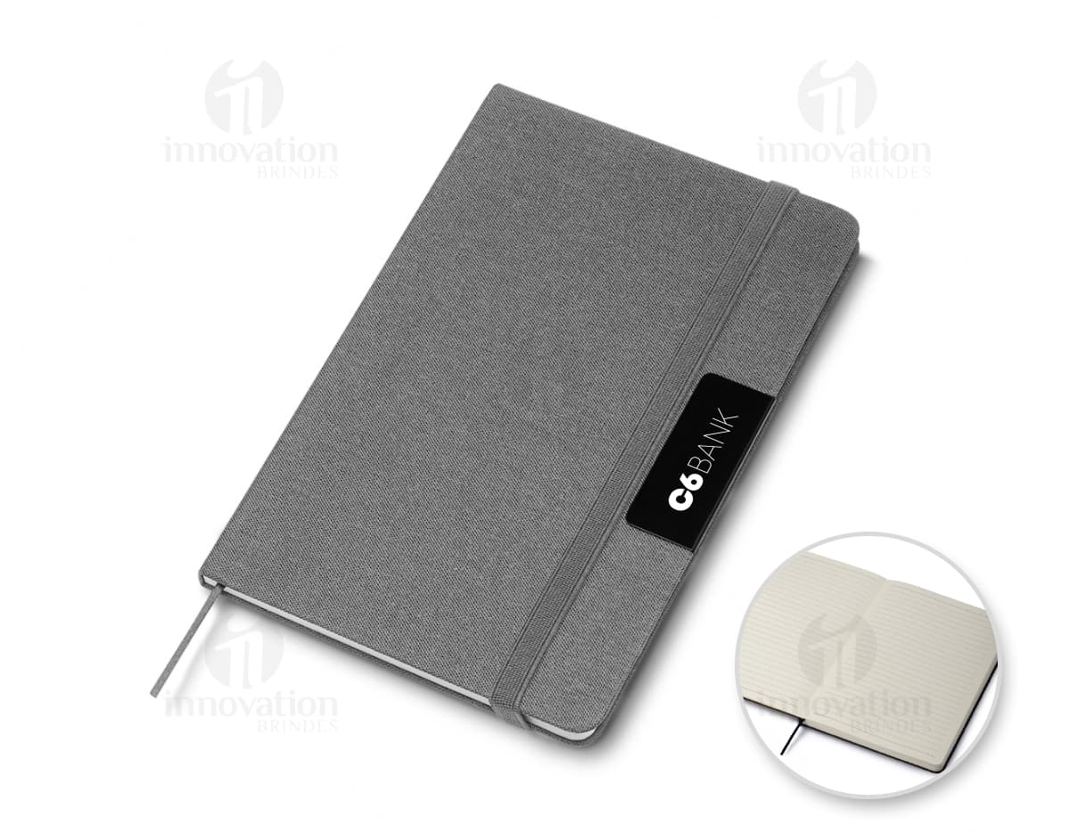 Kit com 6 porta copos dispostos em uma mesa de madeira, com fundo desfocado e iluminação suave. Os porta copos possuem diferentes estampas coloridas.