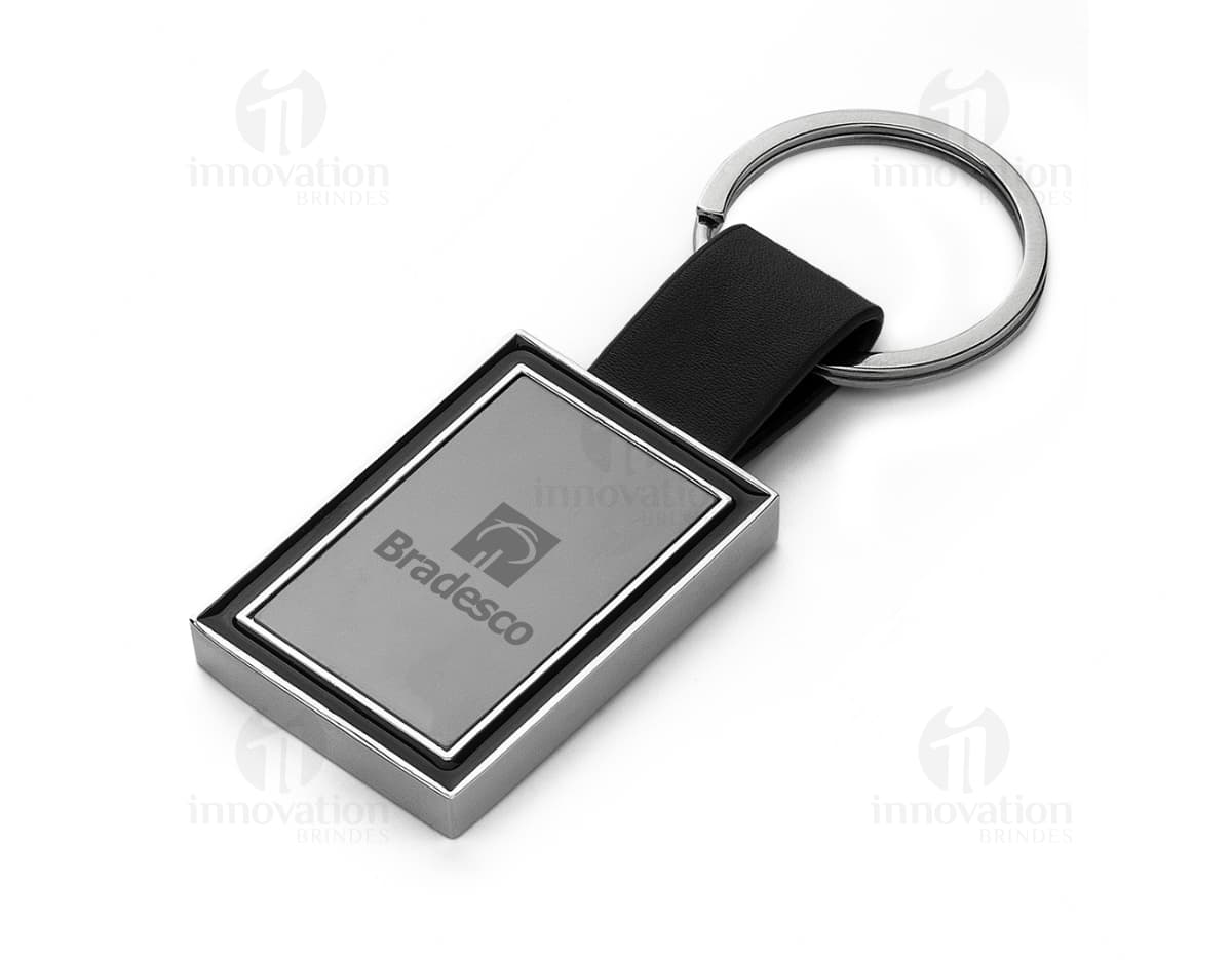Chaveiro de níquel com berço aveludado, ideal para proteger chaves e acessórios de forma segura e discreta.