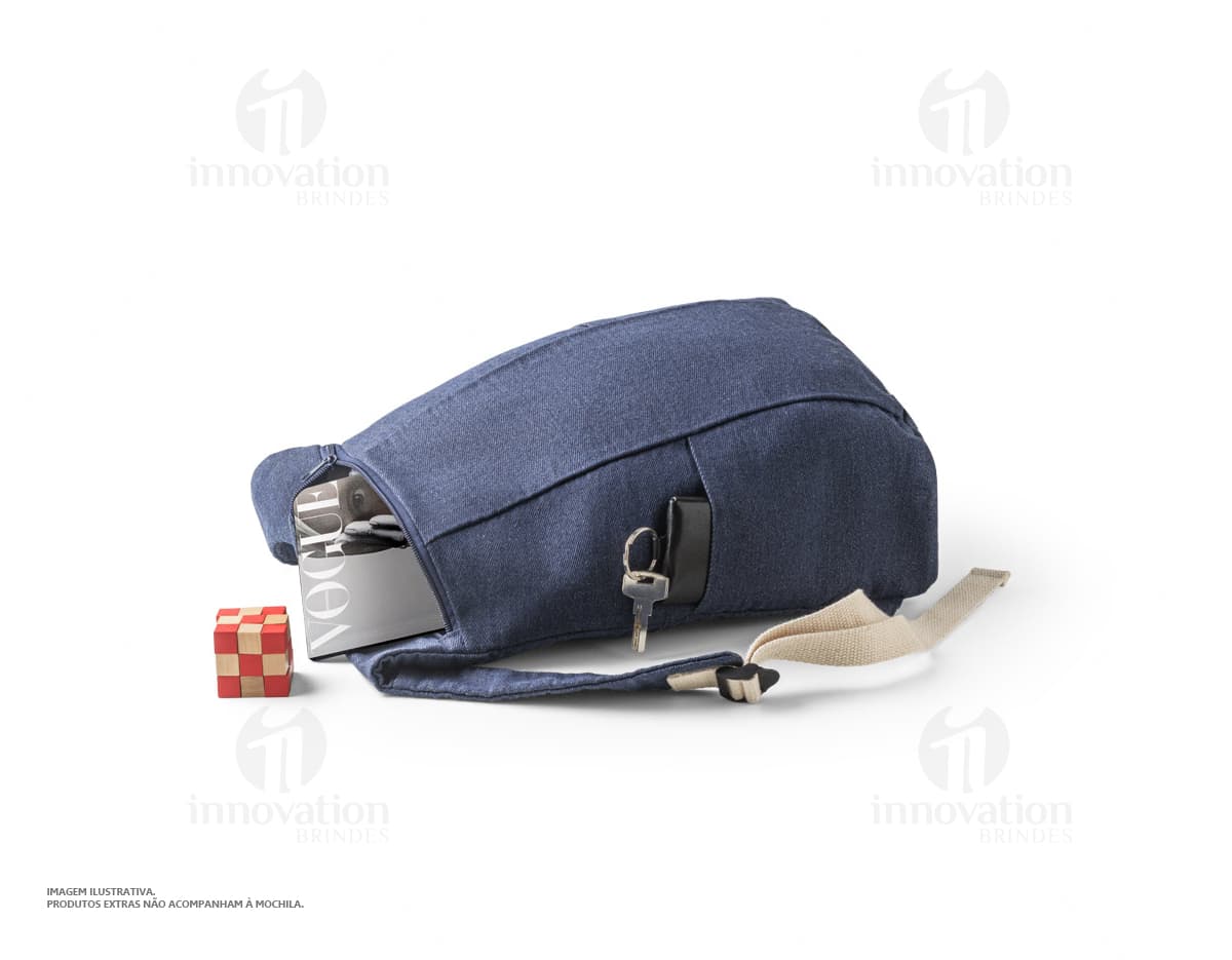 Kit com 6 porta copos em formato quadrado, com estampas coloridas de frutas e flores. Os porta copos são feitos de material resistente e possuem acabamento brilhante.