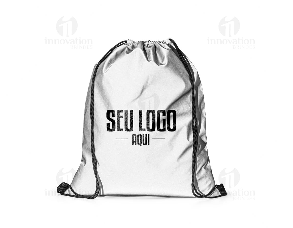 Sacola mochila feita de algodão reciclado com bolso lateral.
