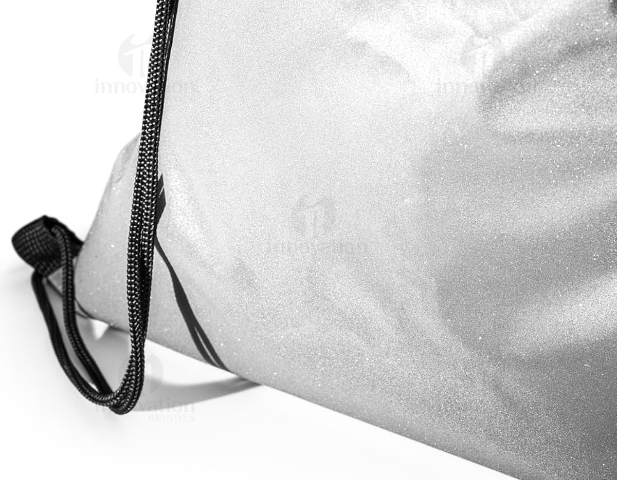 Sacola mochila feita de algodão reciclado com bolso lateral.