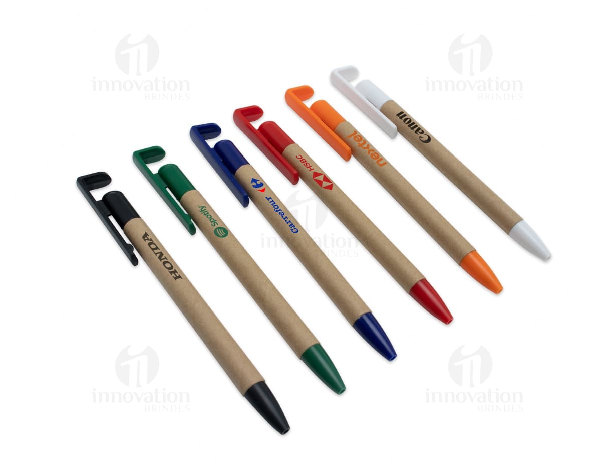 Kit com 6 porta copos em formato quadrado, feitos de material resistente e com estampas coloridas e variadas de frutas tropicais. Os porta copos possuem acabamento brilhante e antiderrapante na parte de baixo.