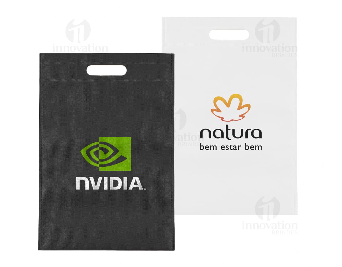 Envelope de papel em um container branco com uma bandeira nacional icônica. O símbolo do card de design de negócios vazio está em destaque, junto com um ícone de carta e uma etiqueta amarela. O template de arte retrô inclui um clip de papel padronizado, com sombras e ícones de comunicação. O produto destaca-se em fundo preto, com a imagem espalhada em uma coleção de stationery.