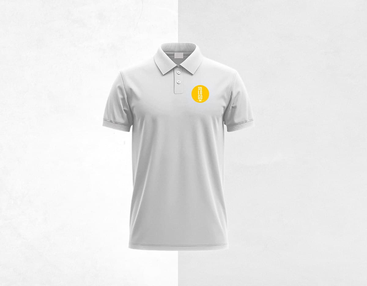 Camiseta Polo preta masculina, feita de algodão, ideal para um look casual e elegante. O modelo, um homem sorridente, está vestindo a camiseta de manga curta, com um estilo moderno e pronto para qualquer ocasião.