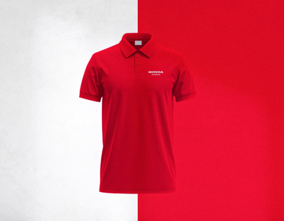 Camiseta Polo preta masculina, feita de algodão, ideal para um look casual e elegante. O modelo, um homem sorridente, está vestindo a camiseta de manga curta, com um estilo moderno e pronto para qualquer ocasião.