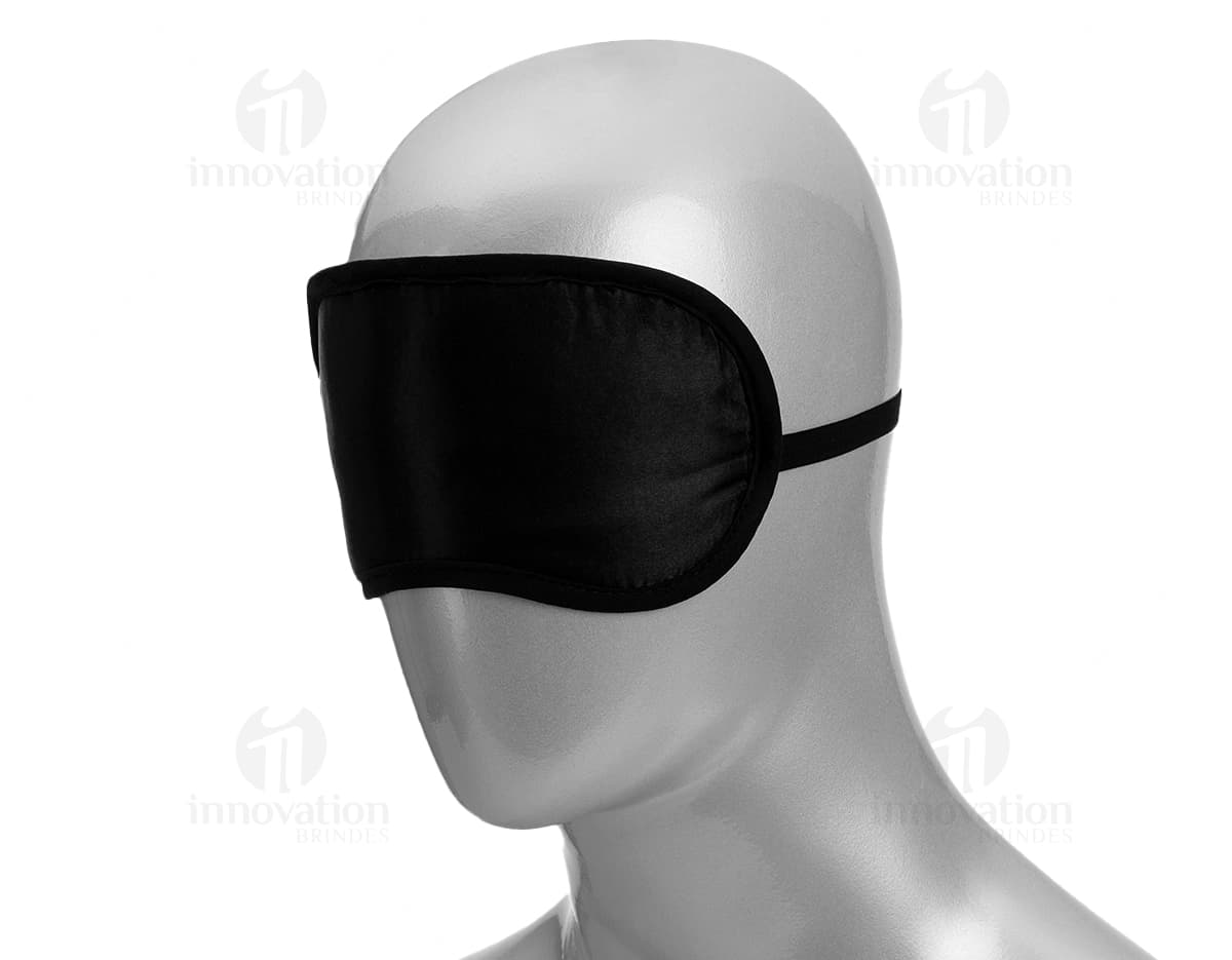 Kit executivo 3 peças em estojo preto com acabamento elegante e sofisticado. O conjunto inclui uma caneta esferográfica, um porta-cartões e um chaveiro, todos personalizados com o logo da empresa.