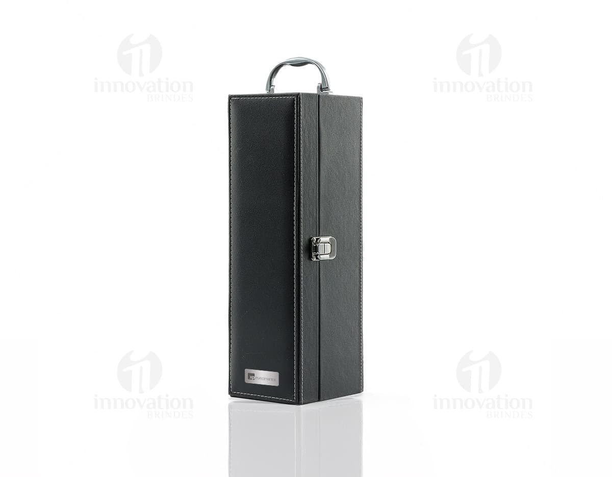 Kit Vinho 4 Peças - Aproveite momentos especiais com este elegante conjunto de acessórios para vinho. Com design moderno e sofisticado em metal, o kit inclui os essenciais para apreciar sua bebida favorita. Perfeito para presentear ou para uso próprio. Garanta já o seu!