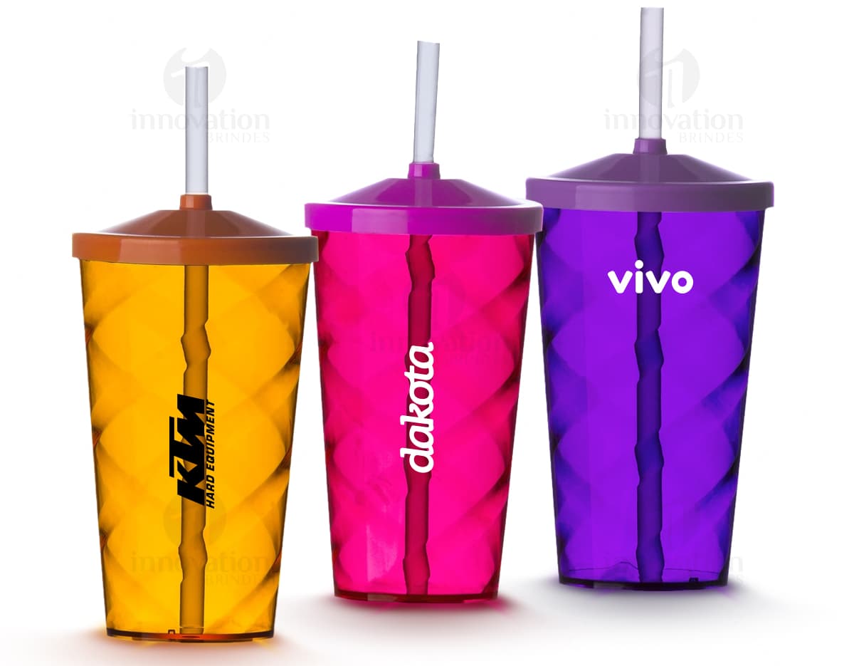 Kit com 6 porta copos de diferentes cores e estampas variadas em uma mesa de madeira.