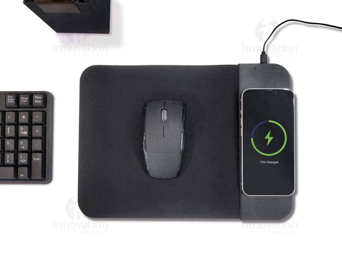 Mouse óptico com fio em plástico durável.