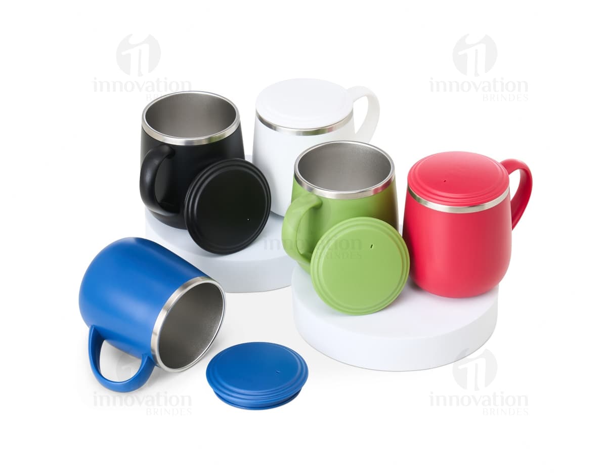 Caneca metal com tampa plástica.