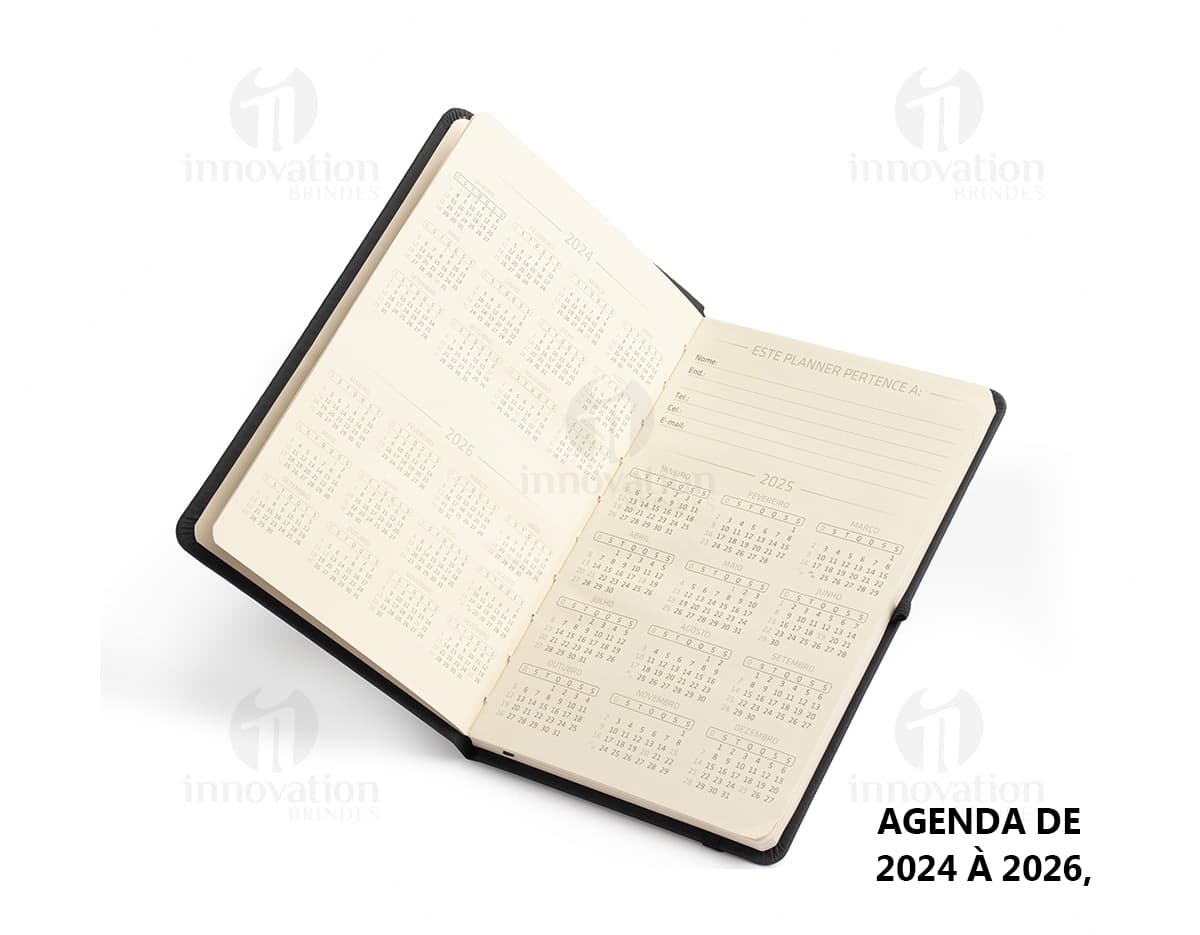 Planner Emborrachado Anual em design moderno e 3D, com espaço para armazenamento de dados digitais em notebook e videodisk. Perfeito para uso no escritório, possui capa protetora e espaço vazio para inserção de informações. Com alta tecnologia e visual elegante, é um item de papelaria essencial para organização e planejamento, ideal para uso pessoal e profissional.