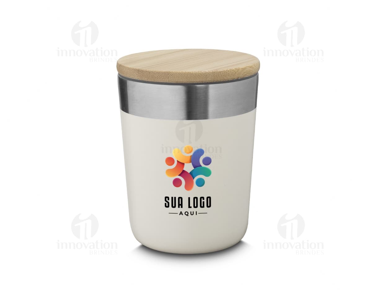 Kit coquetel composto por um copo de vidro transparente, uma coqueteleira de aço inoxidável, um medidor de dose e uma colher bailarina.