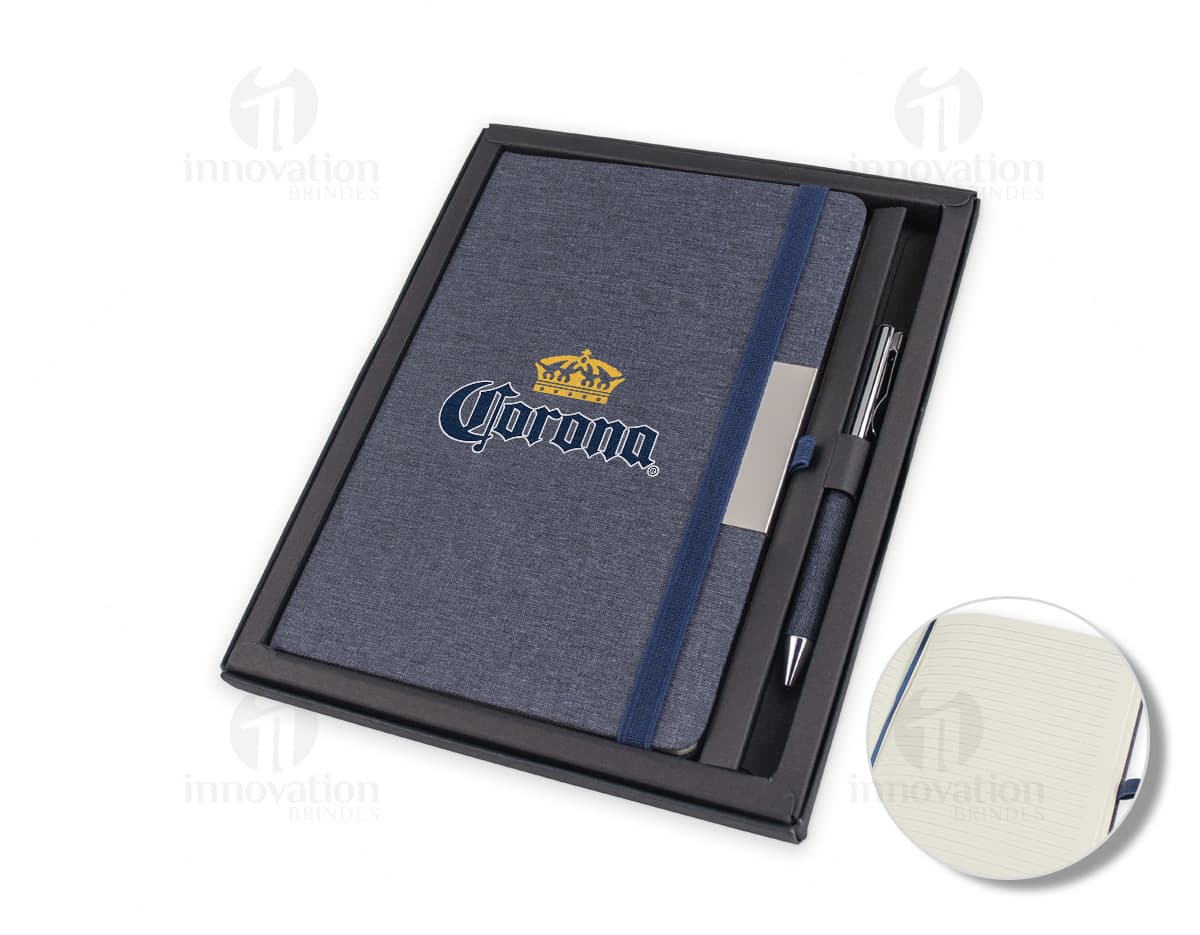 Kit com 6 porta copos de diferentes estampas e cores, posicionados em uma mesa de madeira rústica.