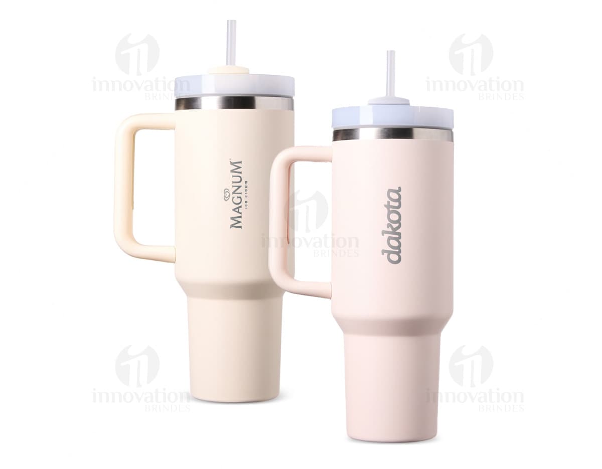 Kit com 6 porta copos em formato redondo, feito de cerâmica branca com estampa floral em tons de azul e verde. Os porta copos possuem acabamento fosco e são ideais para proteger superfícies de manchas de líquidos.