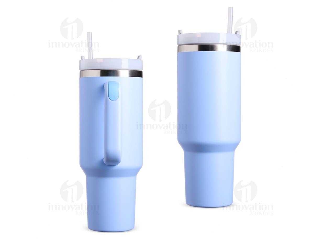 Kit com 6 porta copos em formato redondo, feito de cerâmica branca com estampa floral em tons de azul e verde. Os porta copos possuem acabamento fosco e são ideais para proteger superfícies de manchas de líquidos.