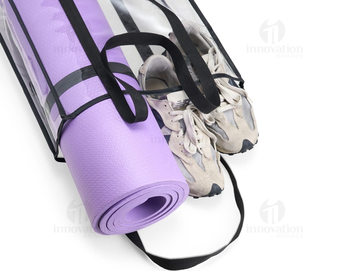 Kit com 6 porta copos de diferentes cores e estampas, dispostos em uma mesa de madeira.