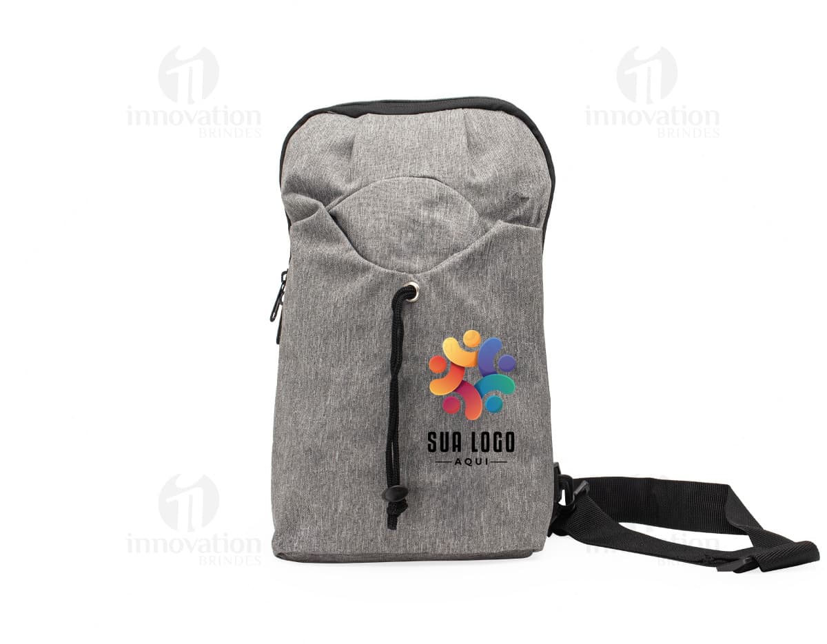 Kit com 6 porta copos em formato circular, feitos de madeira com design elegante e detalhes vazados. As cores variam entre tonalidades de marrom e bege.