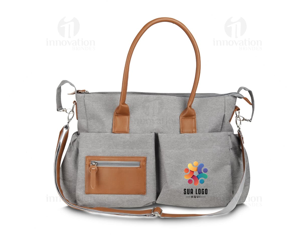 Bolsa térmica de 15 litros em cor azul, com alças de carregar e fecho em zíper.