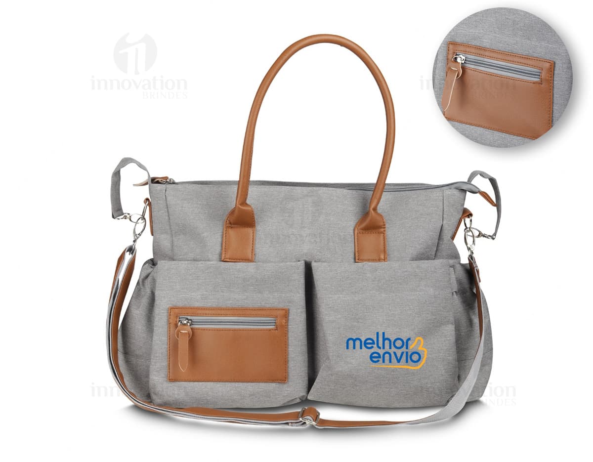 Bolsa térmica de 15 litros em cor azul, com alças de carregar e fecho em zíper.
