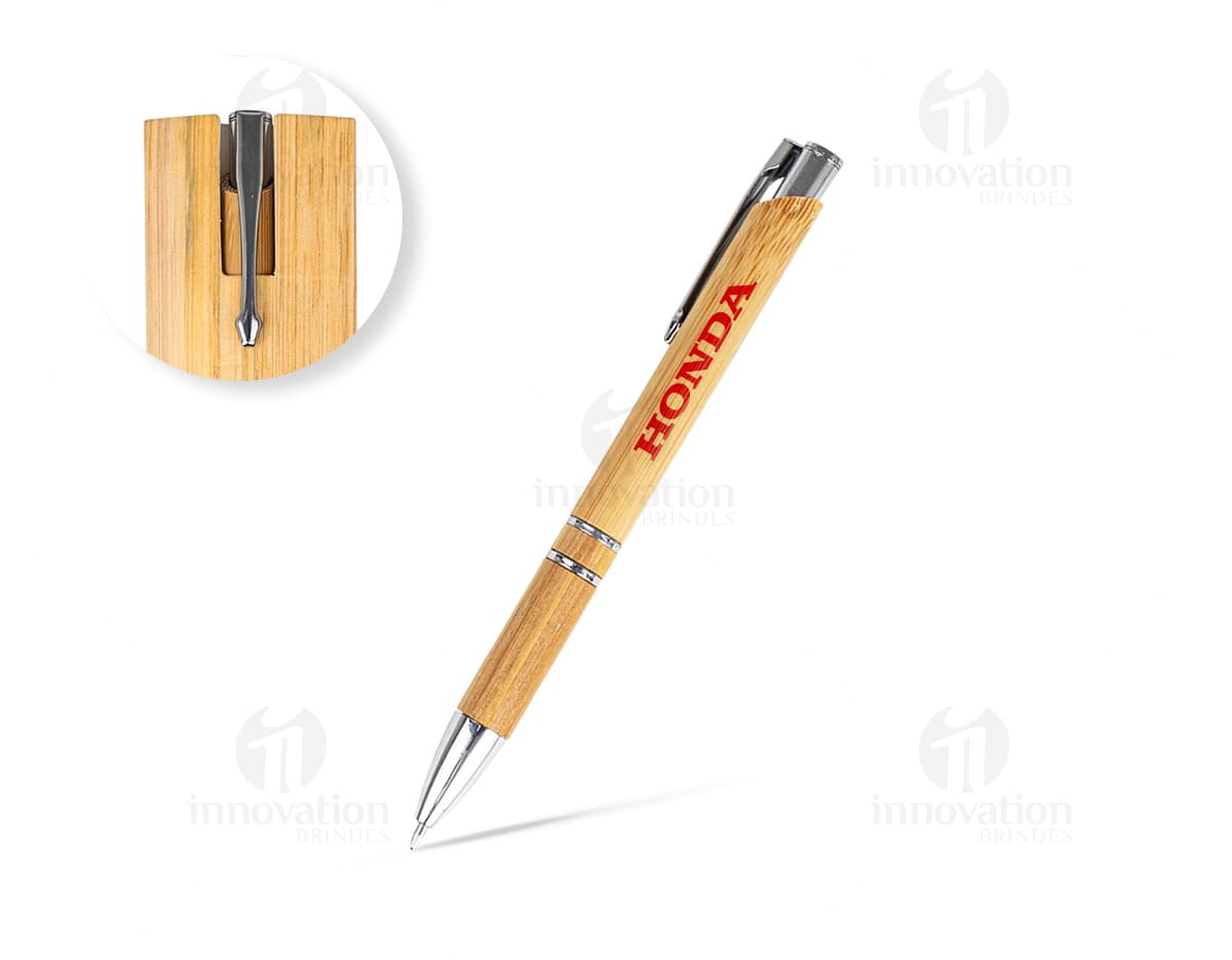 Kit com 6 porta copos em formato quadrado, feitos de madeira com estampa de flores coloridas e detalhes em dourado.