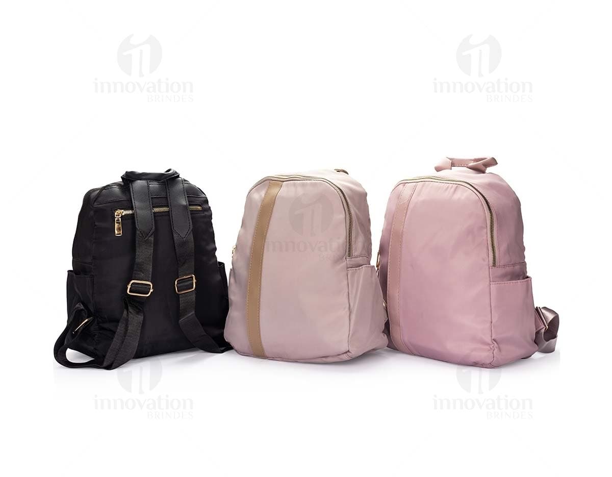 Kit com 6 porta copos dispostos em uma mesa de madeira, cada um com um design diferente e colorido.