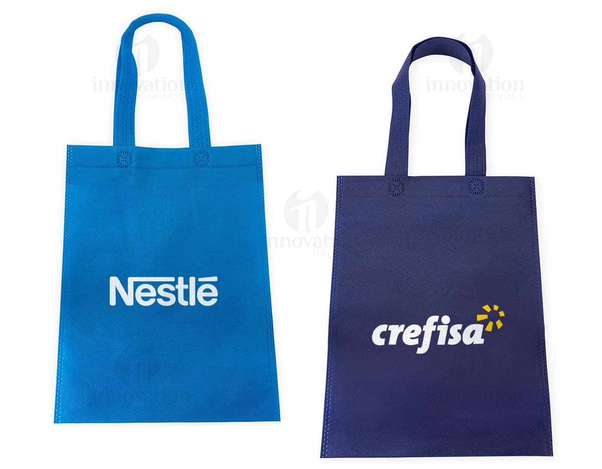 Kit com 6 porta copos em formato redondo, feitos de madeira com estampas coloridas de folhagens tropicais.