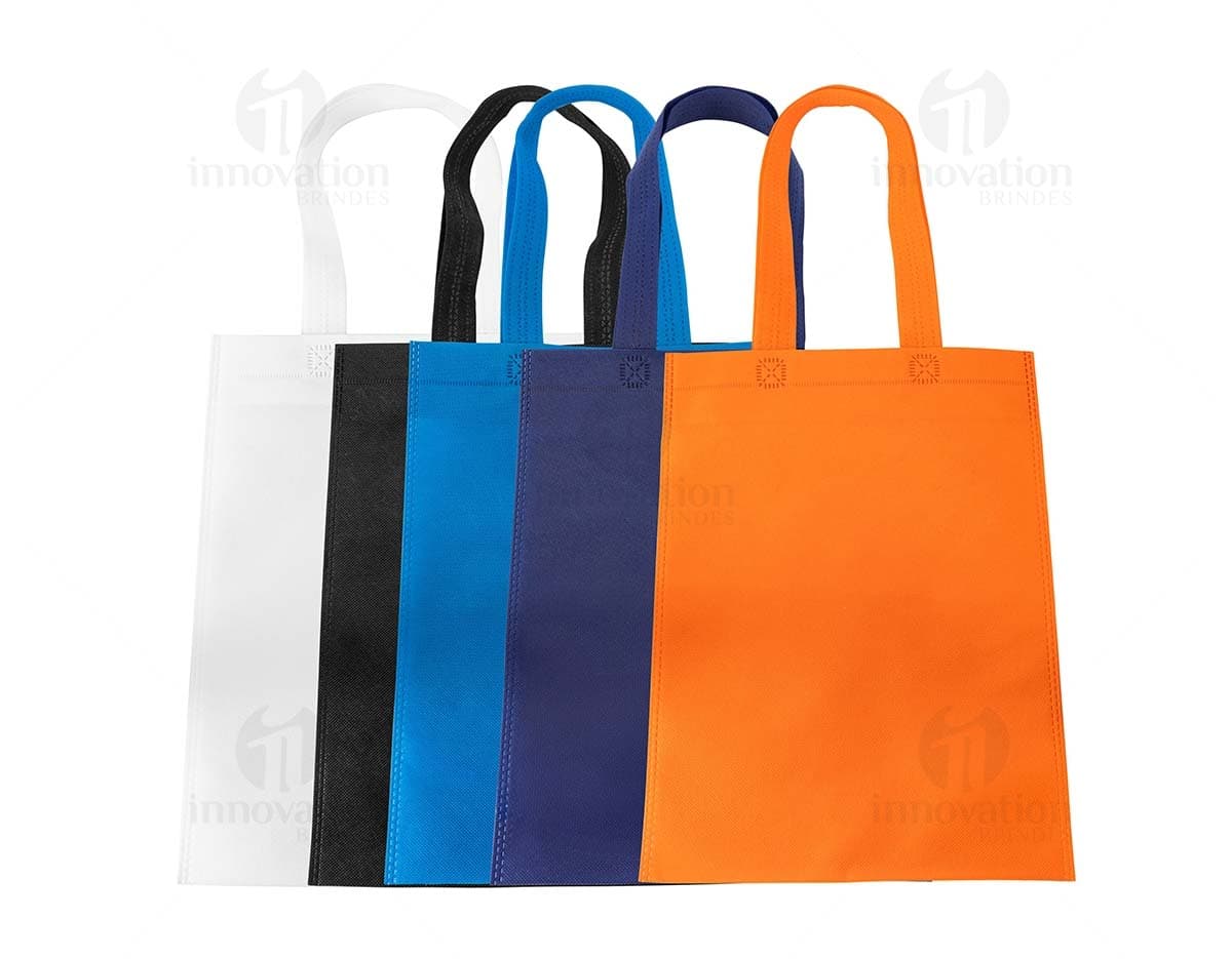 Kit com 6 porta copos em formato redondo, feitos de madeira com estampas coloridas de folhagens tropicais.