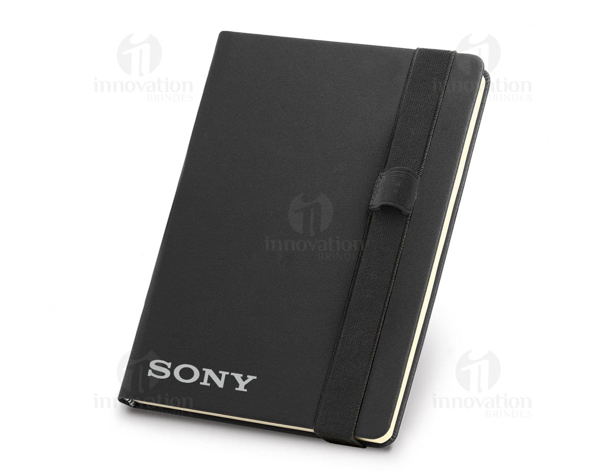 Caderno com capa dura na cor verde e papel pautado, com 20 folhas. Caderno com capa dura na cor verde e papel pautado, com 20 folhas.
