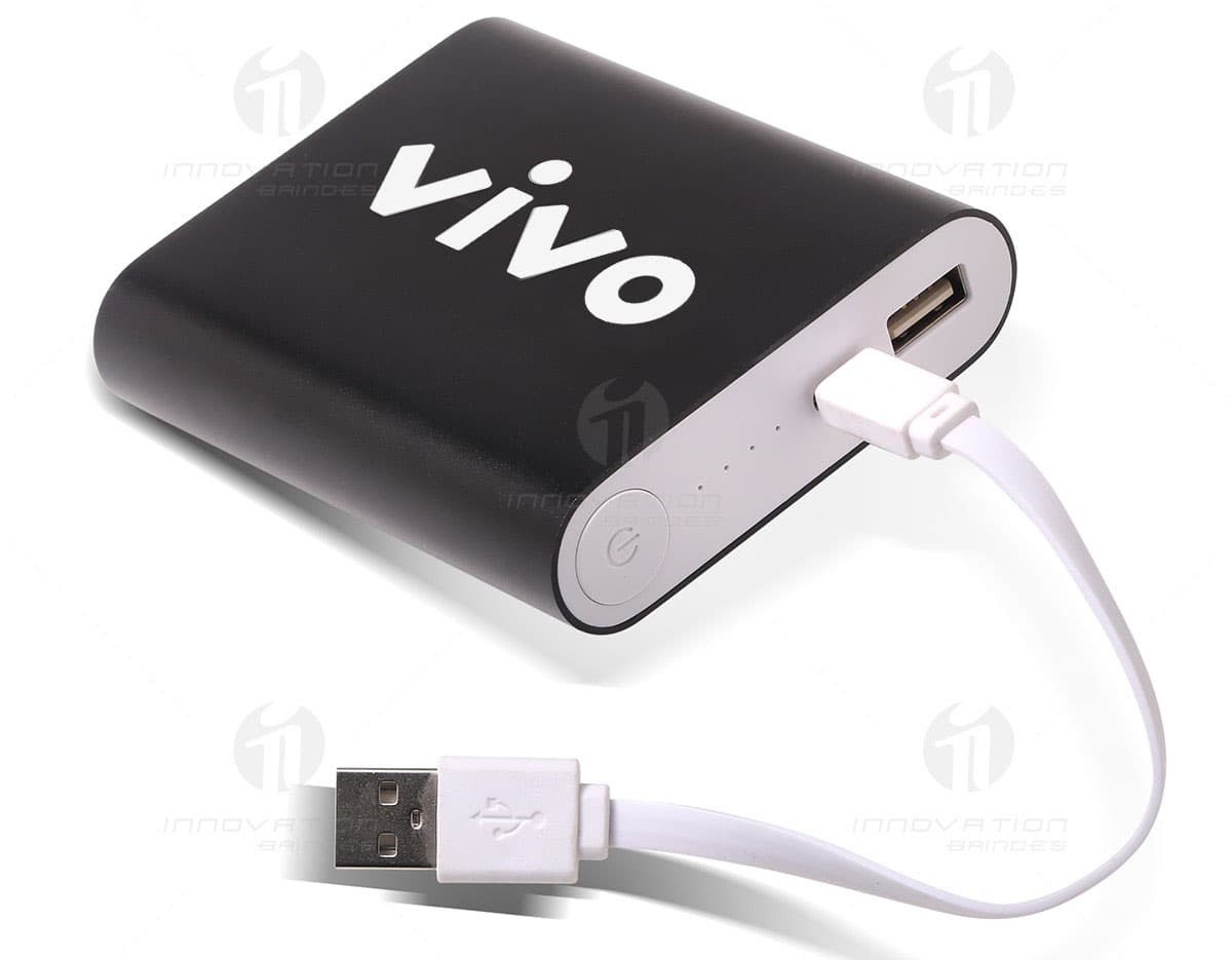 Power Bank 3600mAh preta com indicador de carga LED e design compacto. Power Bank 3600mAh preta com indicador de carga LED e design compacto.