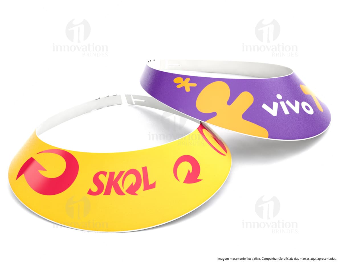 Viseira tradicional na cor branca com detalhes em preto e ajuste de tamanho na parte de trás. Viseira tradicional na cor branca com detalhes em preto e ajuste de tamanho na parte de trás.