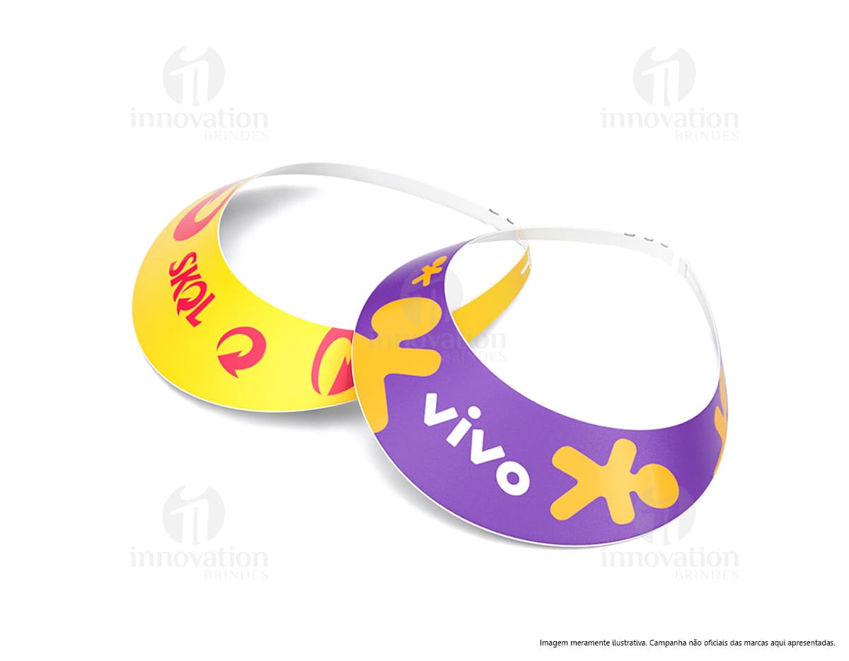 Viseira tradicional na cor branca com detalhes em preto e ajuste de tamanho na parte de trás. Viseira tradicional na cor branca com detalhes em preto e ajuste de tamanho na parte de trás.