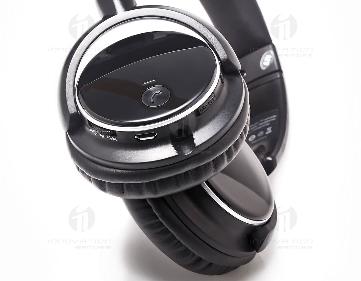 Headphone wireless com cabo USB preto. Headphone wireless com cabo USB preto.