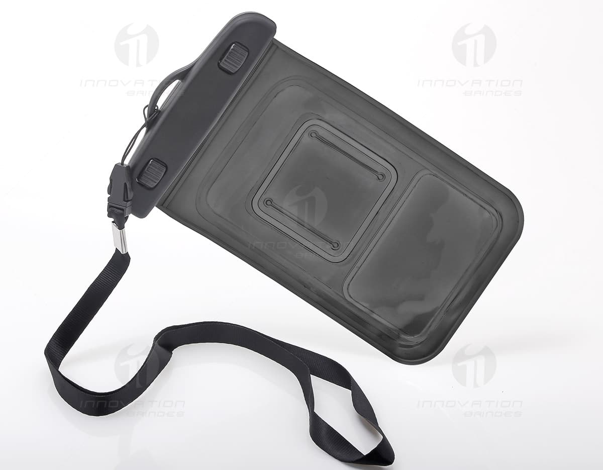 Mini liquidificador portátil na cor rosa, com design compacto e prático, ideal para preparar sucos e vitaminas em qualquer lugar. Mini liquidificador portátil na cor rosa, com design compacto e prático, ideal para preparar sucos e vitaminas em qualquer lugar.