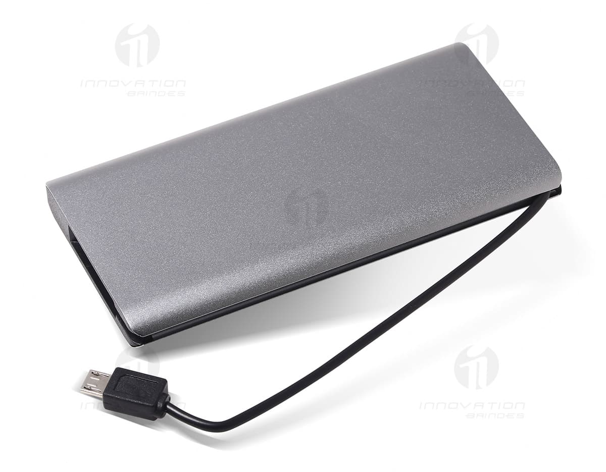Caixa de som com carregador em um fundo branco. Caixa de som com carregador em um fundo branco.