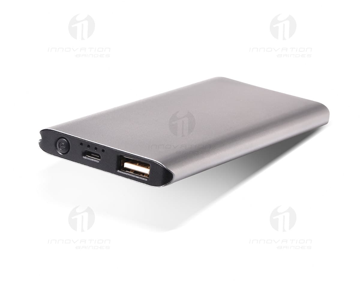 Canivete de aço inox com cabo de madeira e fecho. Canivete de aço inox com cabo de madeira e fecho.